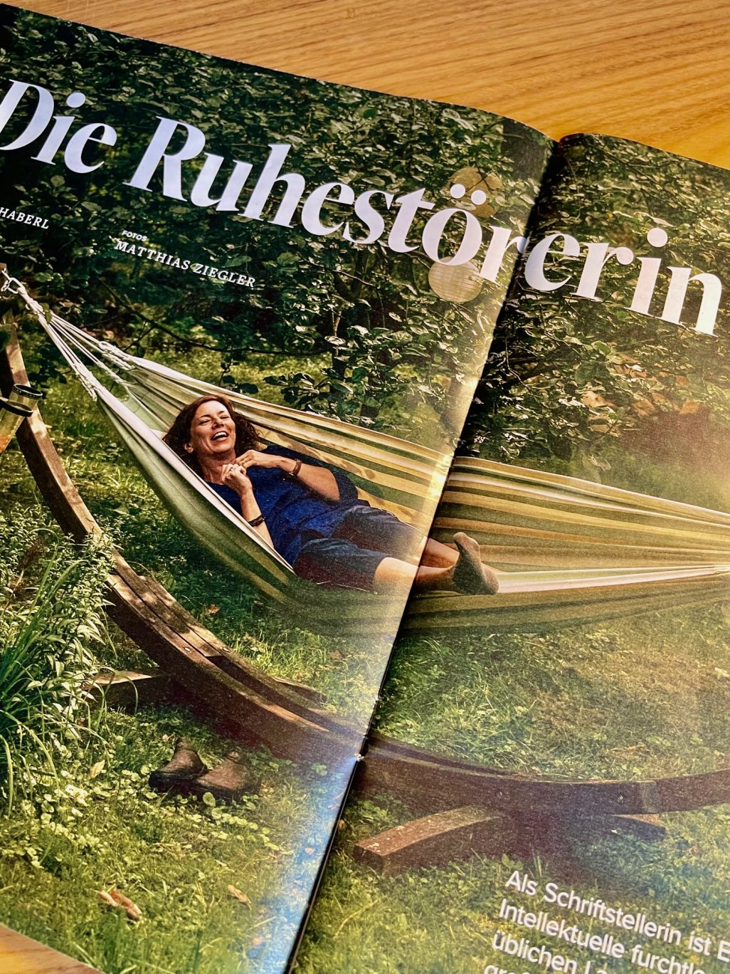 Eva Menasse im Porträt als Aufmacher des SZ-Magazins